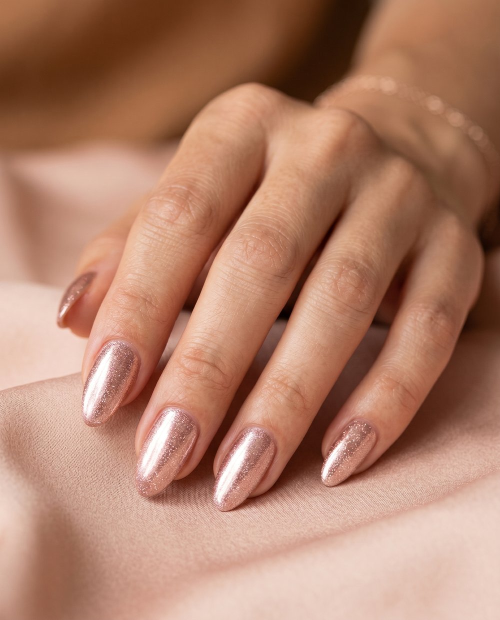 Rose-gold chrome nagels